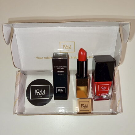 1944 PARIS VÁNOČNÍ BALÍČEK - KRÁSNÁ MALIČKOST RUDÁ