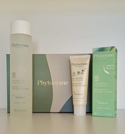 BALÍČEK DOMÁCÍ PÉČE SHIRAKAMI 1 - HYDRATAČNÍ KRÉM A ČISTÍCÍ EMULZE S 2 DÁRKY BALÍČEK DOMÁCÍ PÉČE SHIRAKAMI 1 - HYDRATAČNÍ KRÉM A ČISTÍCÍ EMULZE S 2 DÁRKY